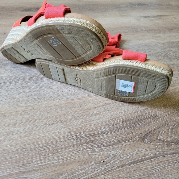 UGG Women's Yarrow Wedge Sandal Red Pepper Size US 9.5 - Picture 2 of 16
